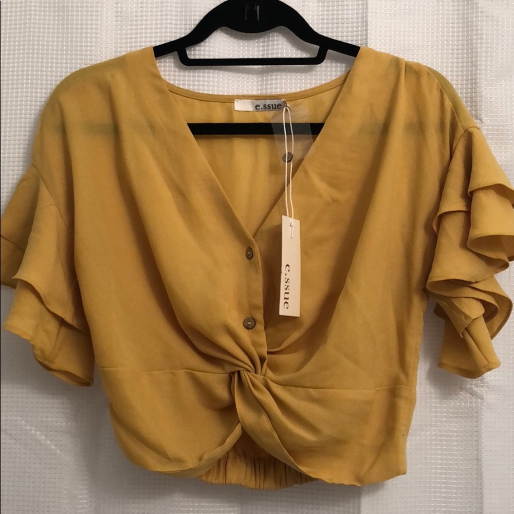 Essue Dressy button down (crop) blouse.